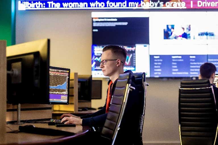 a trader looking at trends on a trading floor