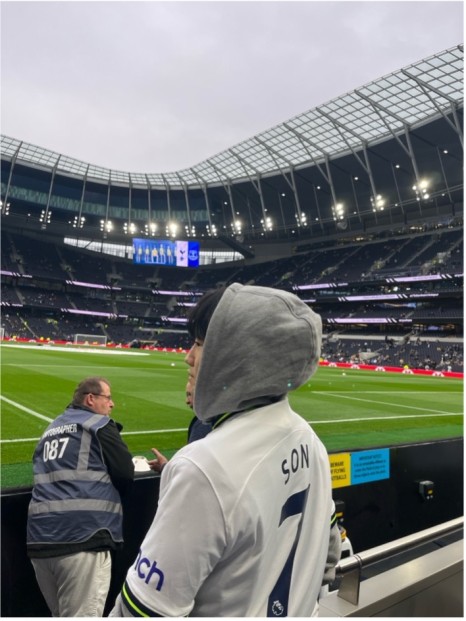 Dae-hyeon Kim wearing Son's jersey