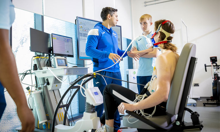 Students using physiology testing equipment